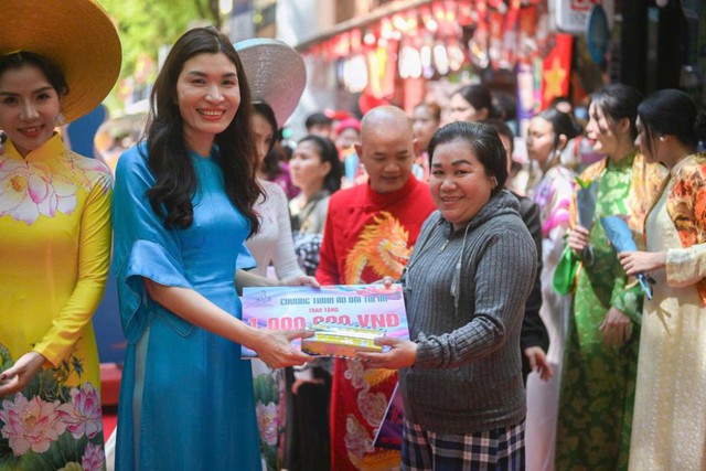 Áo dài giữa phố, nơi truyền thống 'chạm' vào nhịp sống thành thị- Ảnh 6.