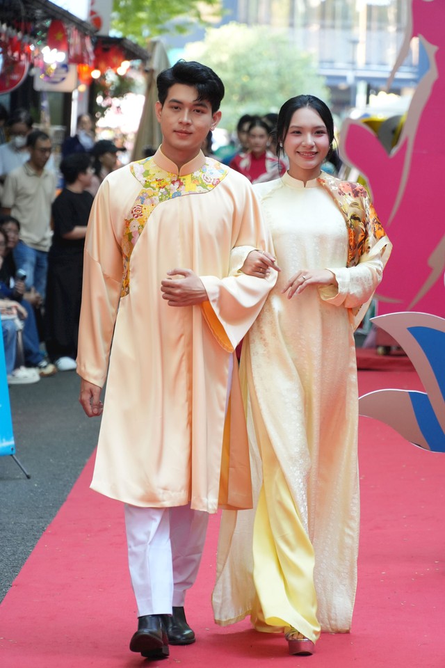 Áo dài giữa phố, nơi truyền thống 'chạm' vào nhịp sống thành thị- Ảnh 7.