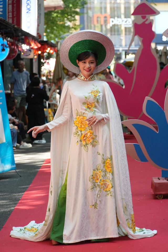 Áo dài giữa phố, nơi truyền thống 'chạm' vào nhịp sống thành thị- Ảnh 8.