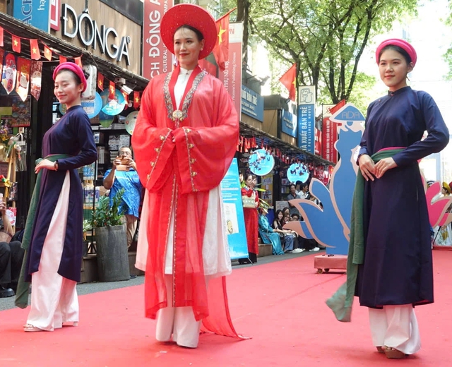 Áo dài giữa phố, nơi truyền thống 'chạm' vào nhịp sống thành thị- Ảnh 9.