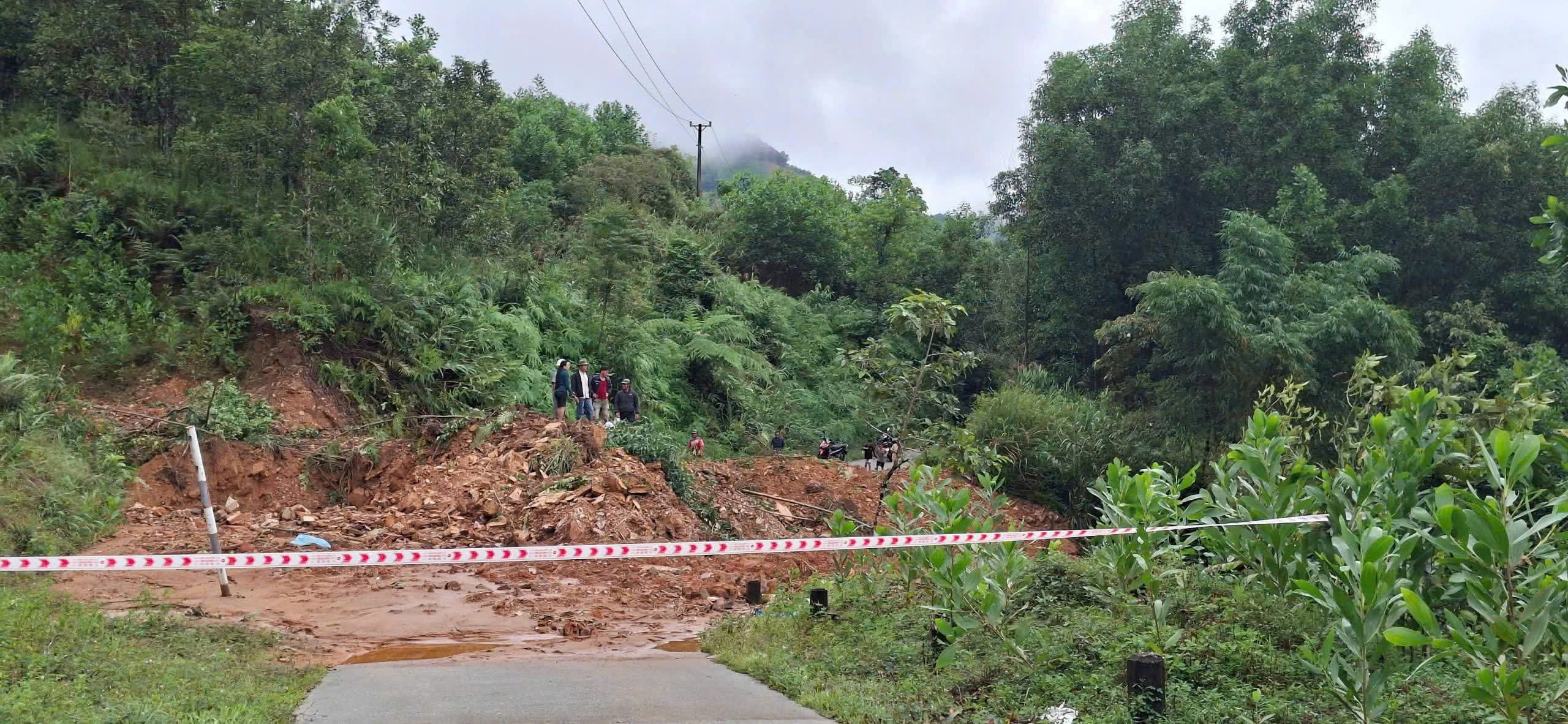 Khắc phục sạt lở ở Quảng Ngãi để ổn định đời sống người dân - Ảnh 2. Khắc phục sạt lở ở Quảng Ngãi để ổn định đời sống người dân - Ảnh 2.