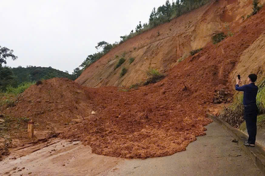 Khắc phục sạt lở ở Quảng Ngãi để ổn định đời sống người dân - Ảnh 4. Khắc phục sạt lở ở Quảng Ngãi để ổn định đời sống người dân - Ảnh 4.