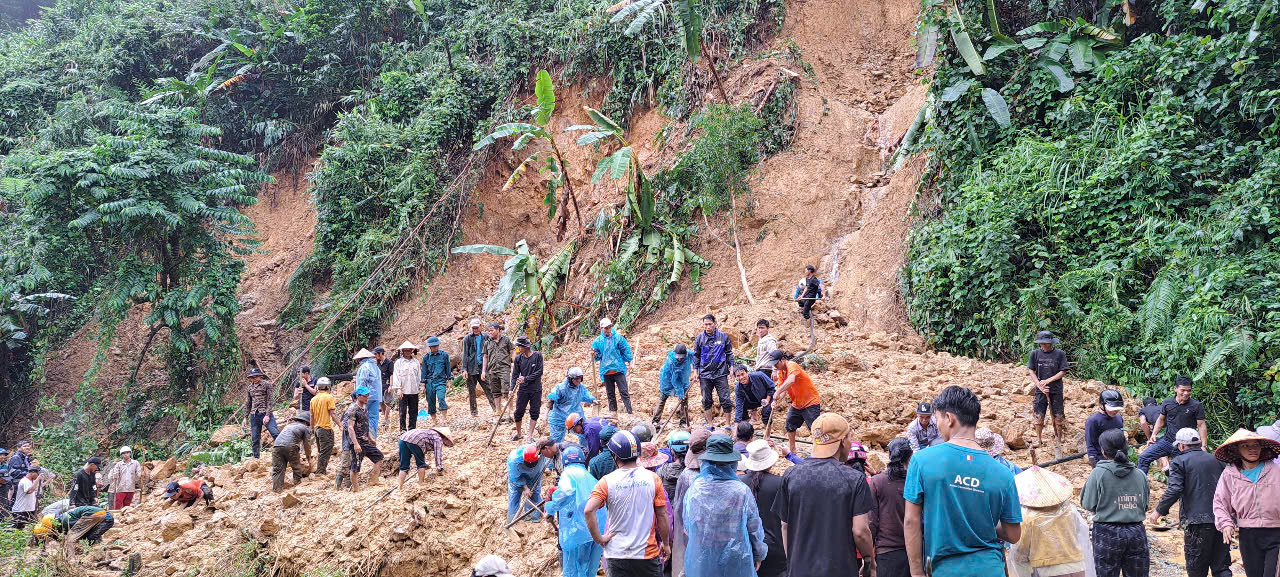 Khắc phục sạt lở ở Quảng Ngãi để ổn định đời sống người dân - Ảnh 5. Khắc phục sạt lở ở Quảng Ngãi để ổn định đời sống người dân - Ảnh 5.