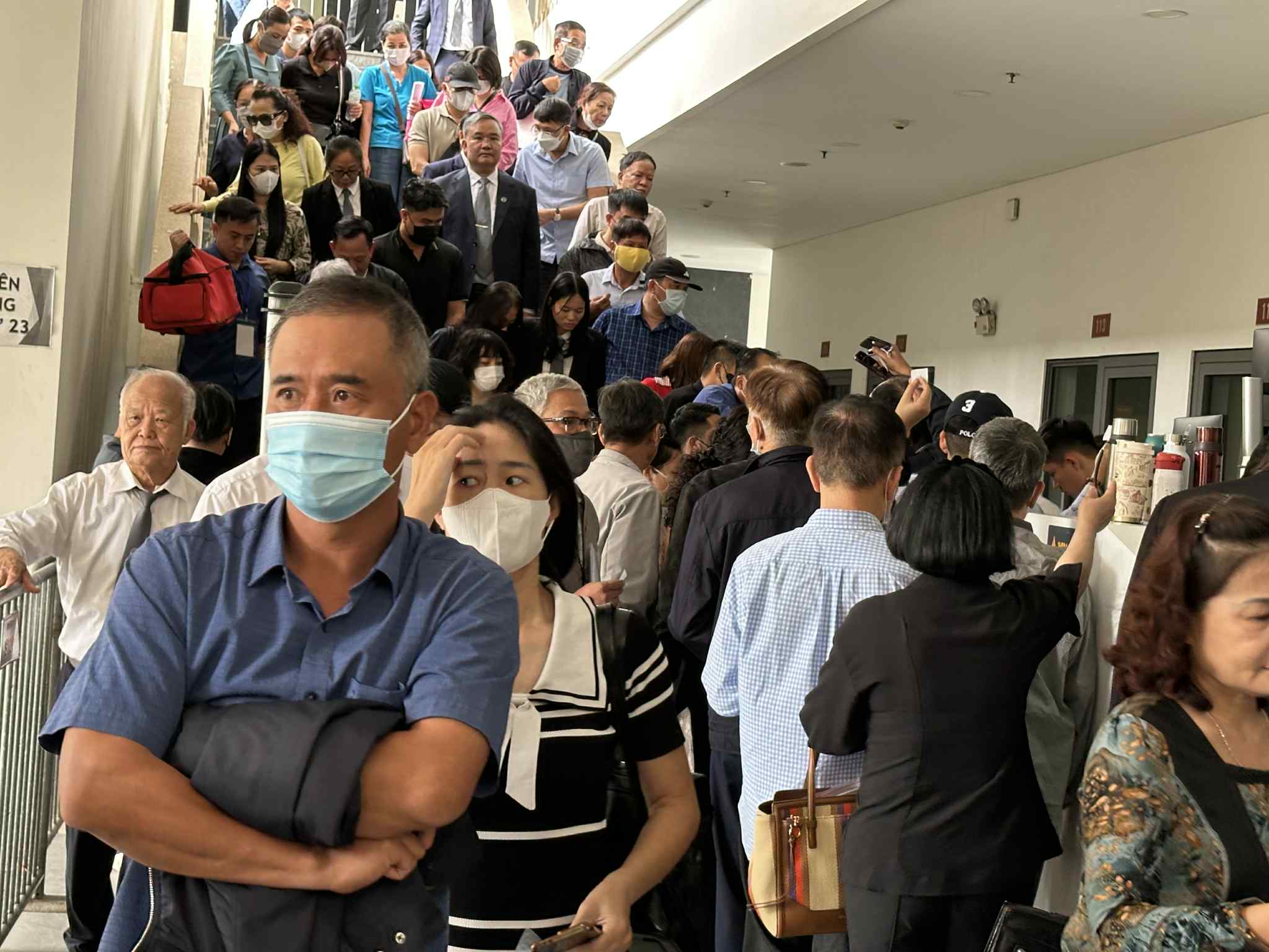 Hình ảnh ca sĩ Vũ Hà, cựu bí thư Thành ủy TP Hòa Bình cũ cùng hơn 130 người hầu tòa vụ đánh bạc - Ảnh 4.