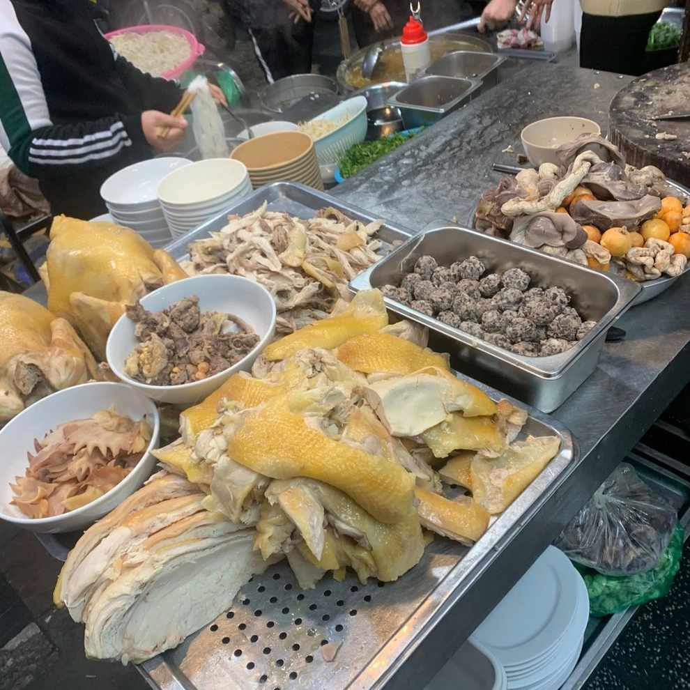 Ăn phở giá 150.000 đồng và 60.000 đồng ở Hà Nội, khách nước ngoài nói gì? - 2