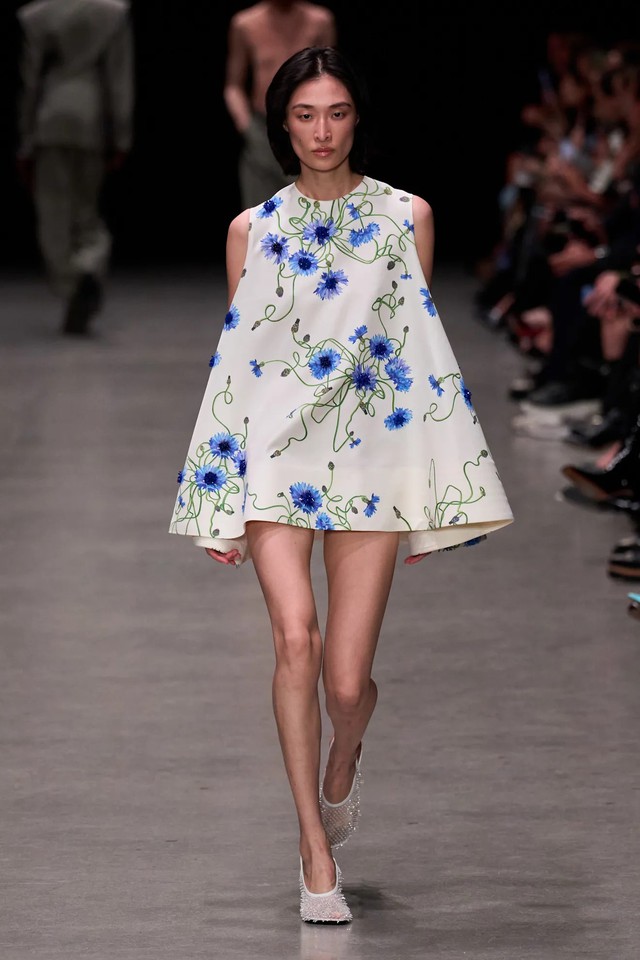 Váy ngắn vẫn quyến rũ, chỉ là mềm mại hơn theo năm tháng- Ảnh 6.