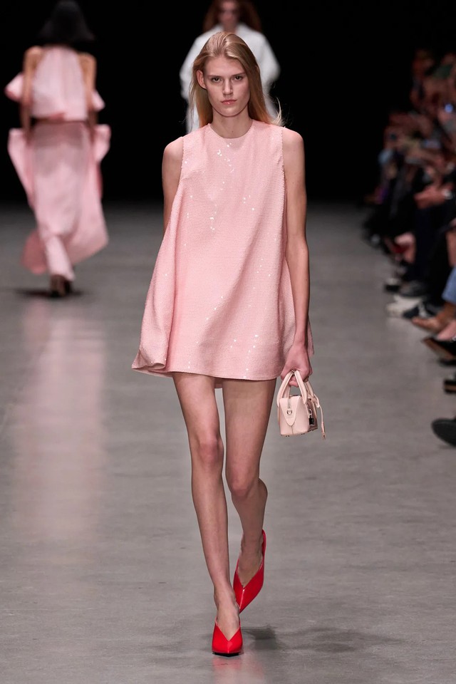 Váy ngắn vẫn quyến rũ, chỉ là mềm mại hơn theo năm tháng- Ảnh 8.