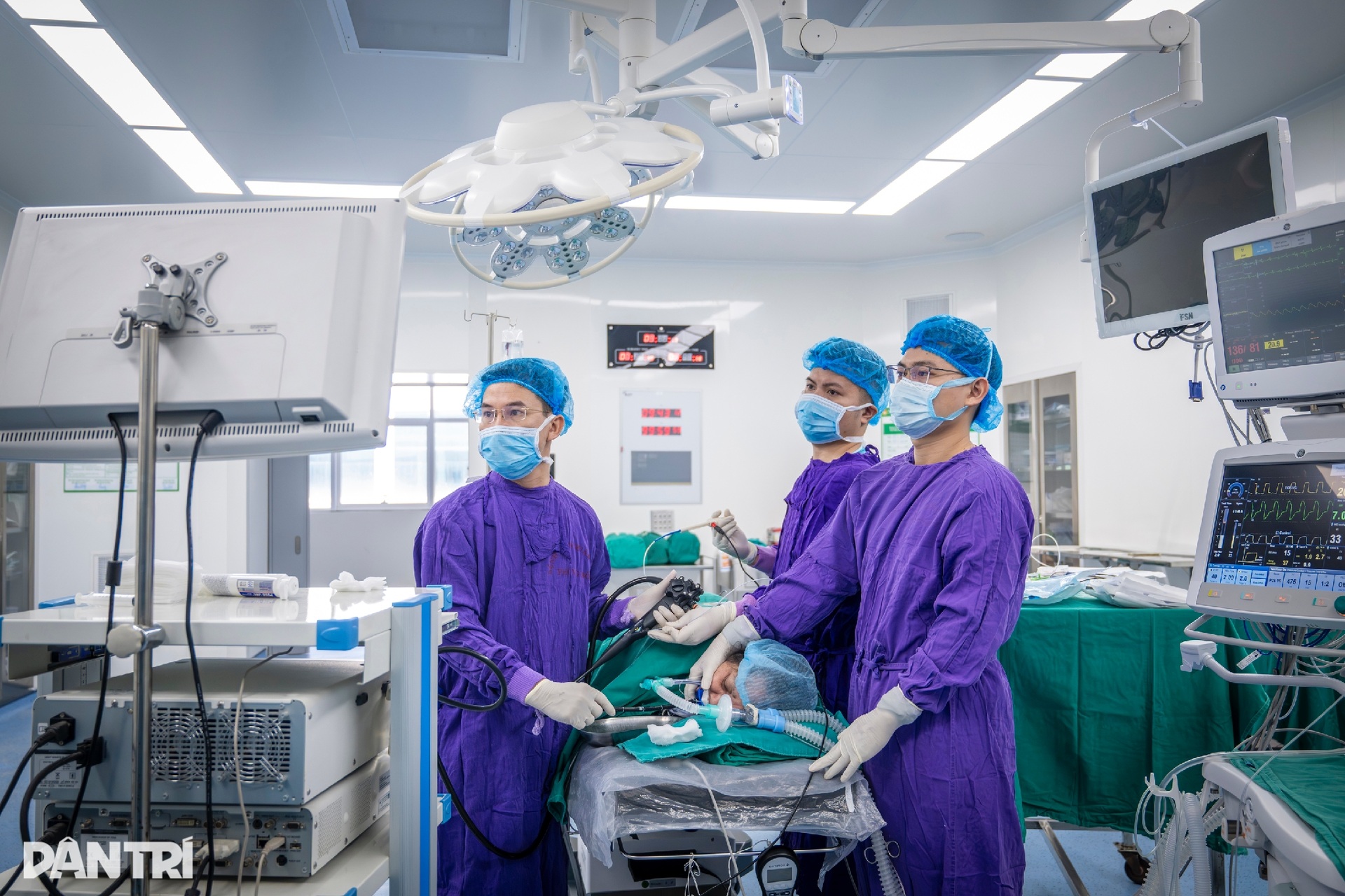 Xem bác sĩ thâm nhập dạ dày truy vết ung thư - 5