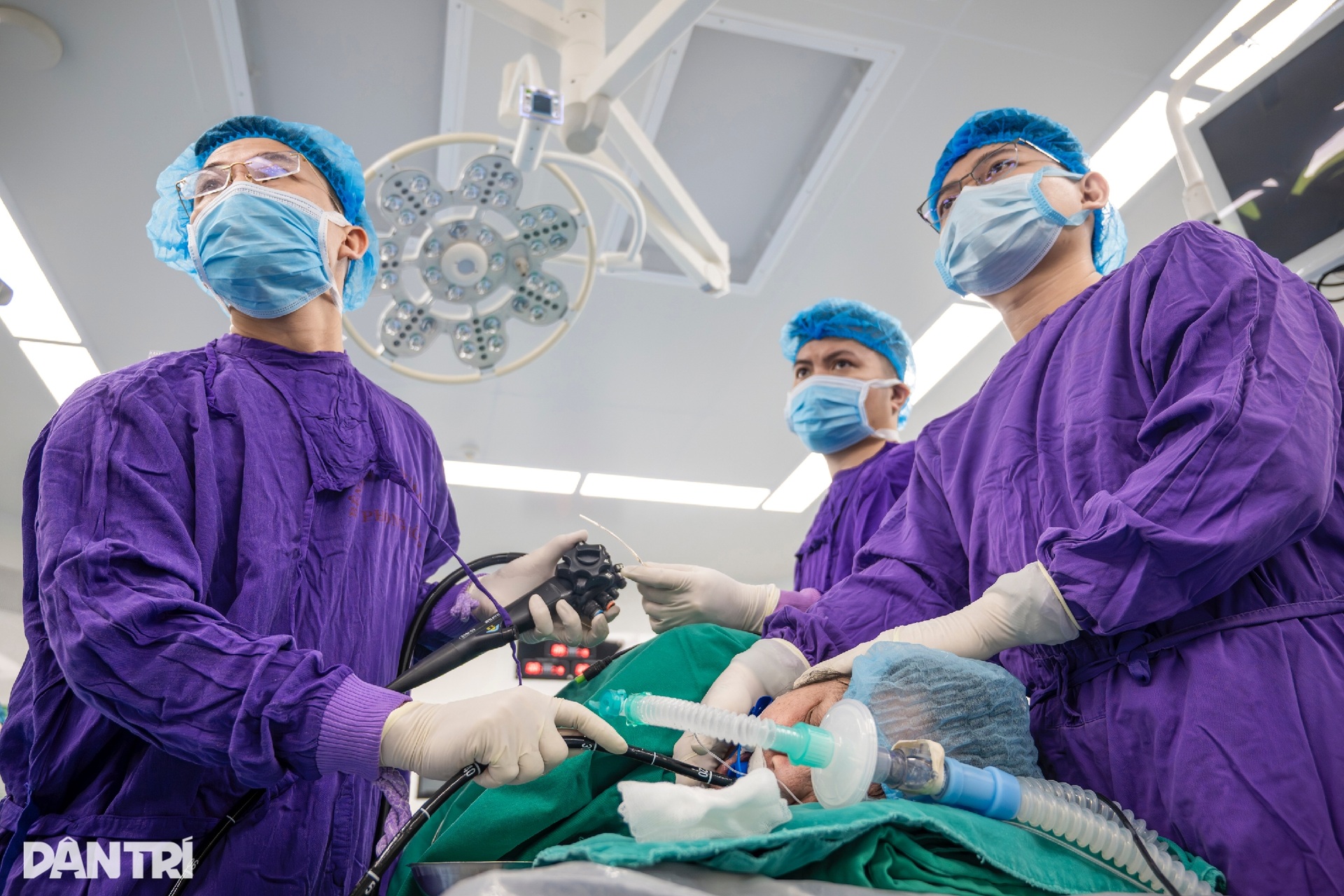 Xem bác sĩ thâm nhập dạ dày truy vết ung thư - 7