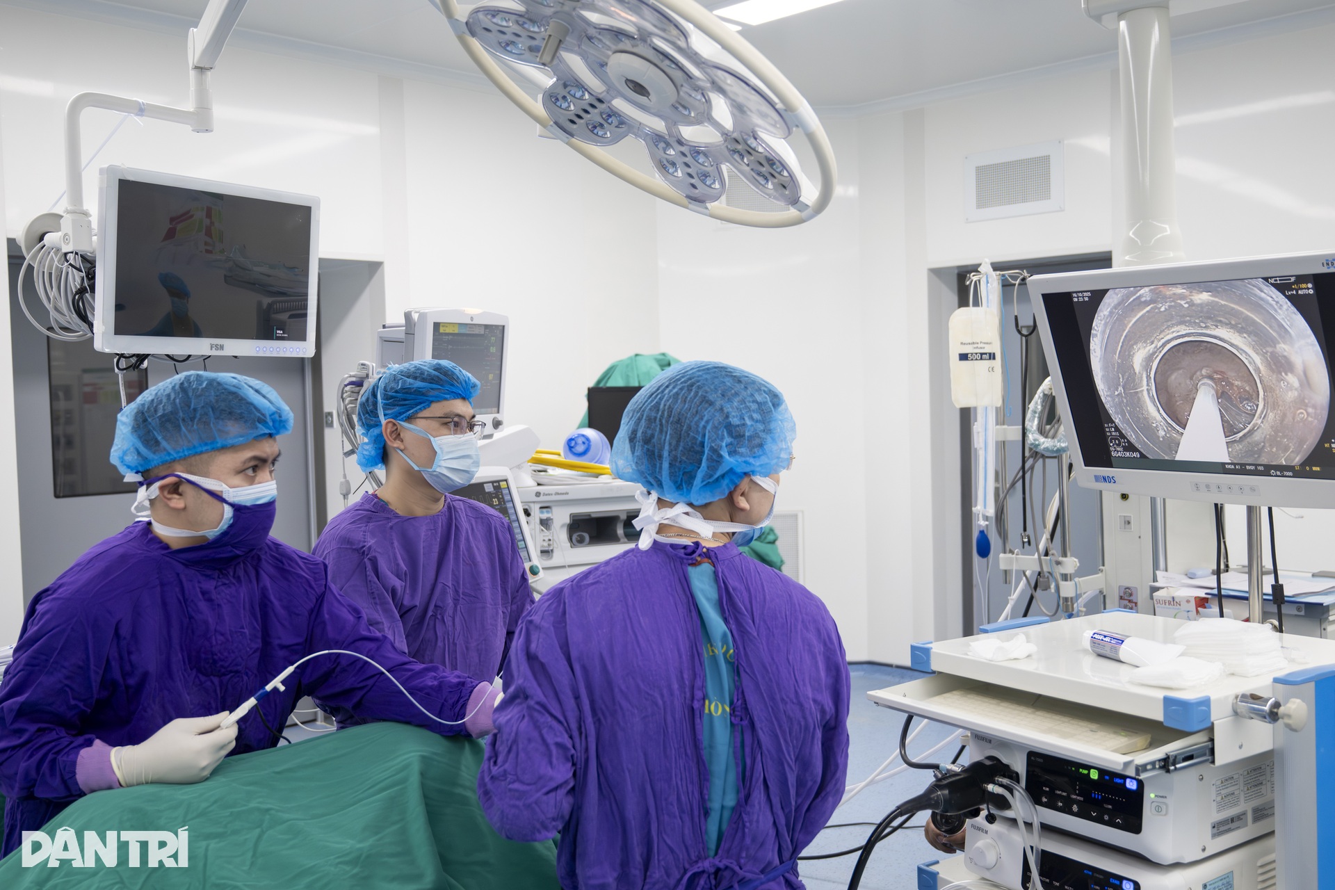 Xem bác sĩ thâm nhập dạ dày truy vết ung thư - 11