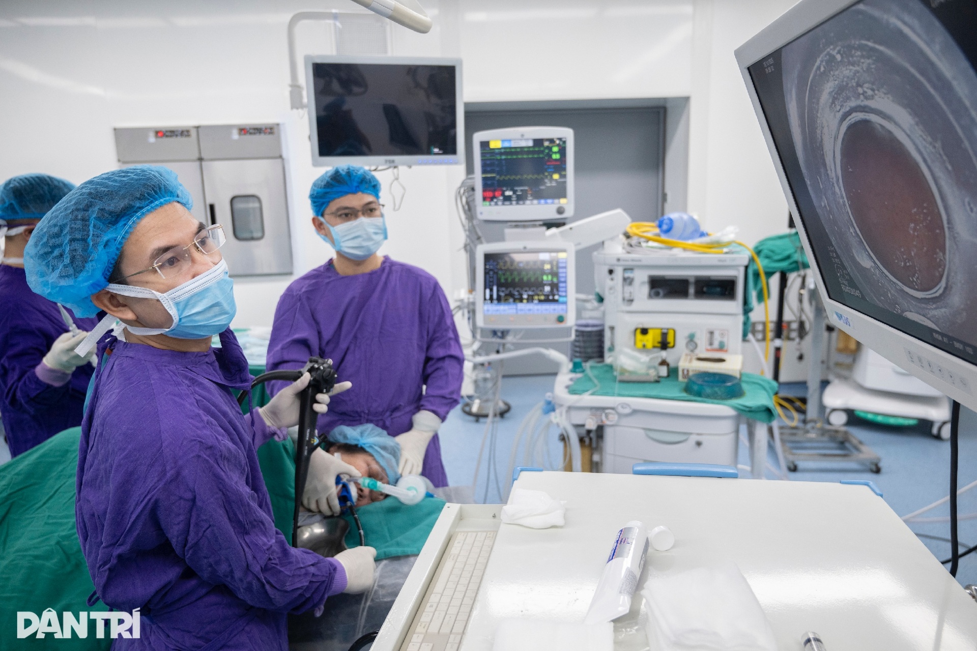 Xem bác sĩ thâm nhập dạ dày truy vết ung thư - 13