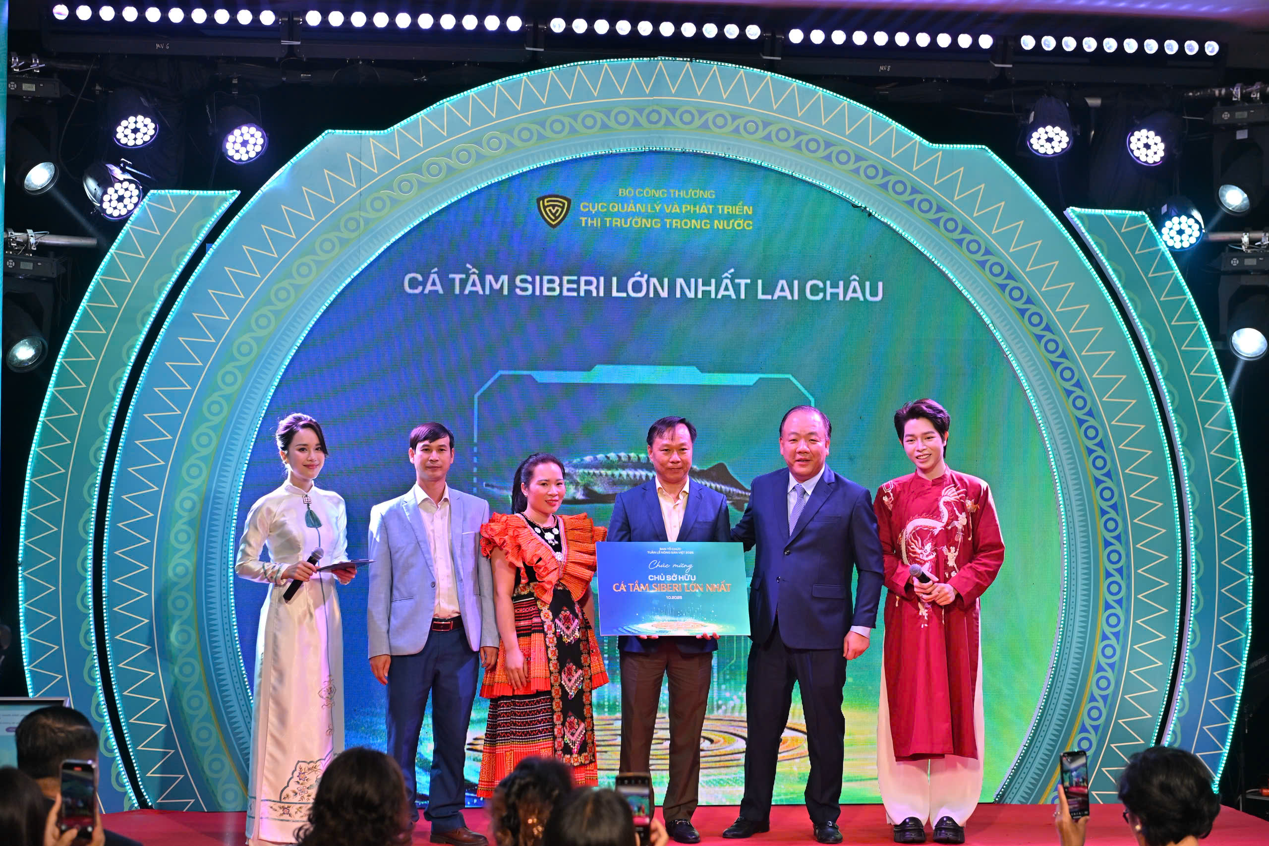 Ca sĩ Đức Phúc cùng tham gia đấu giá cá tầm lớn nhất Lai Châu, bất ngờ kết quả trúng giá - Ảnh 2.