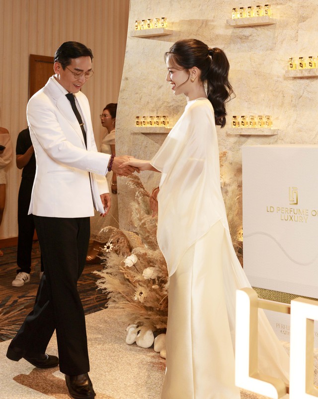 Lê Hạ Anh 'Mưa đỏ' khoe gu thời trang ấn tượng trên thảm đỏ- Ảnh 4.