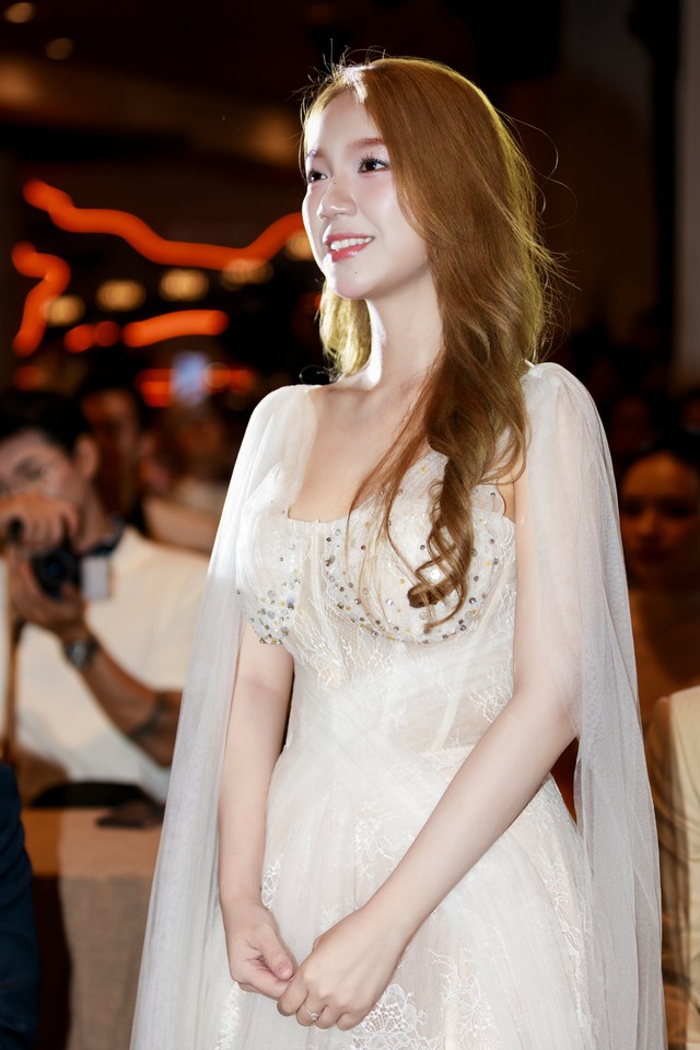 Lê Hạ Anh 'Mưa đỏ' khoe gu thời trang ấn tượng trên thảm đỏ- Ảnh 7.