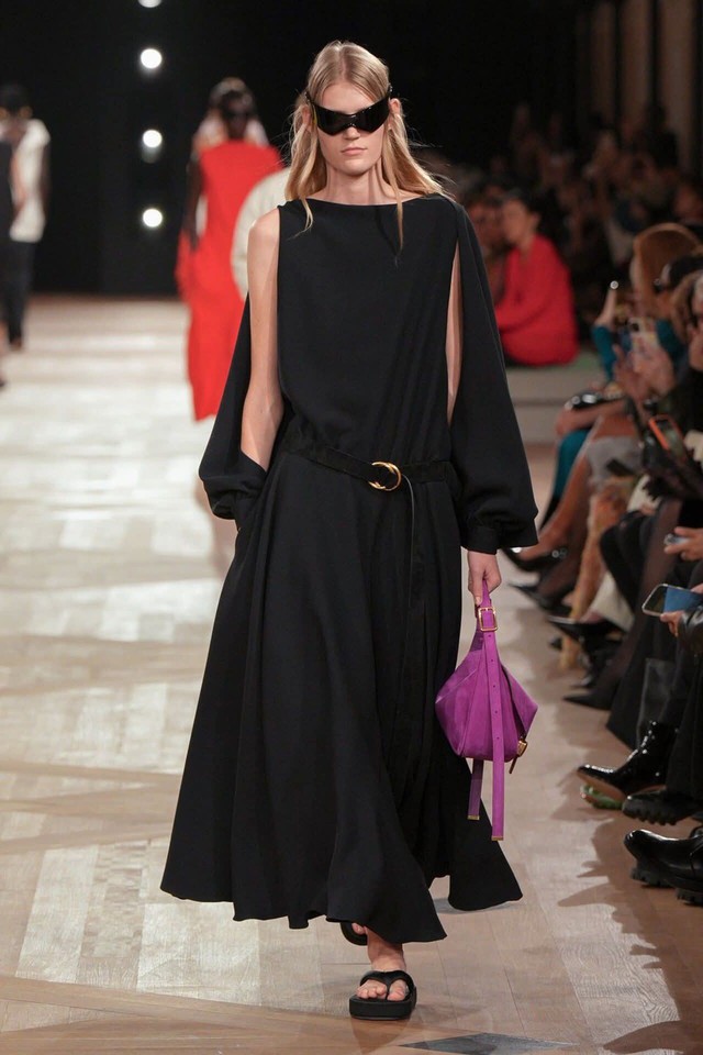 Trang phục không phom dáng lại gây sốt trong mùa mới- Ảnh 10.