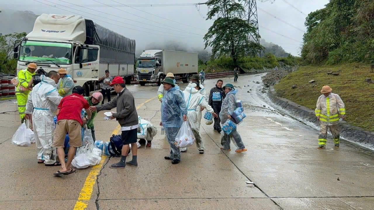 5 ngày mắc kẹt giữa đèo Lò Xo của hàng chục tài xế - Ảnh 3.