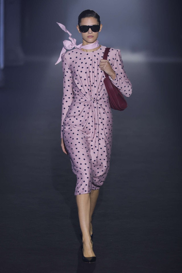 Khoe dáng với gam màu tím 3 Khoe dáng với gam màu tím - cách các nàng "bánh bèo" tỏa sáng - Ảnh 3.