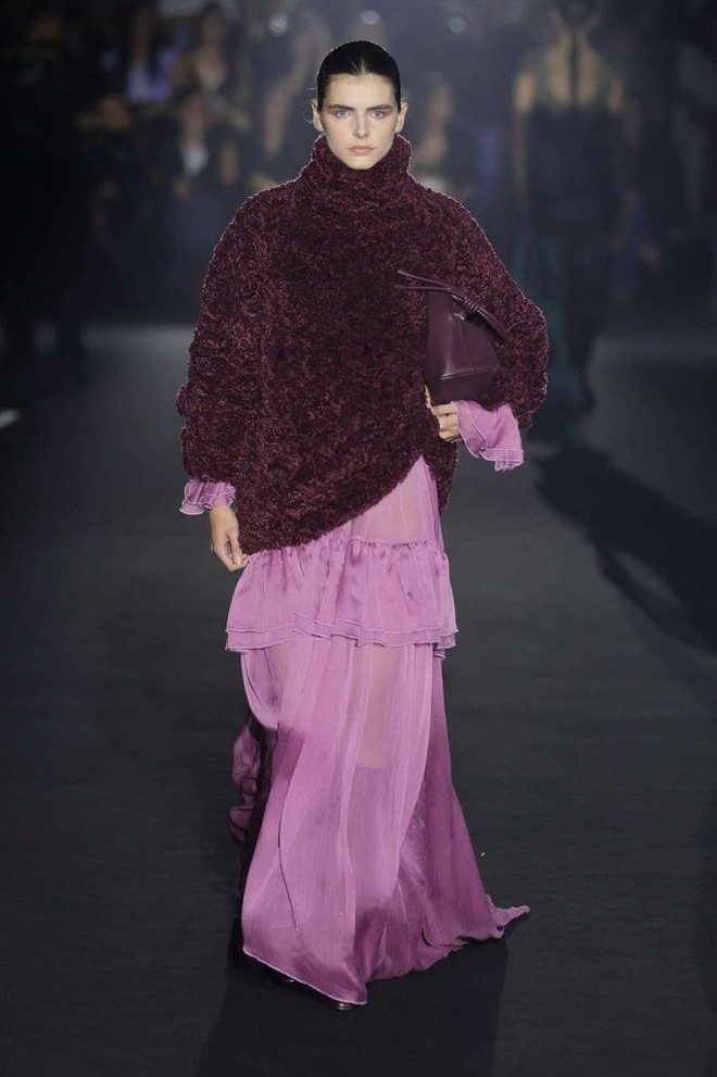 Khoe dáng với gam màu tím 2 Khoe dáng với gam màu tím - cách các nàng "bánh bèo" tỏa sáng - Ảnh 2.