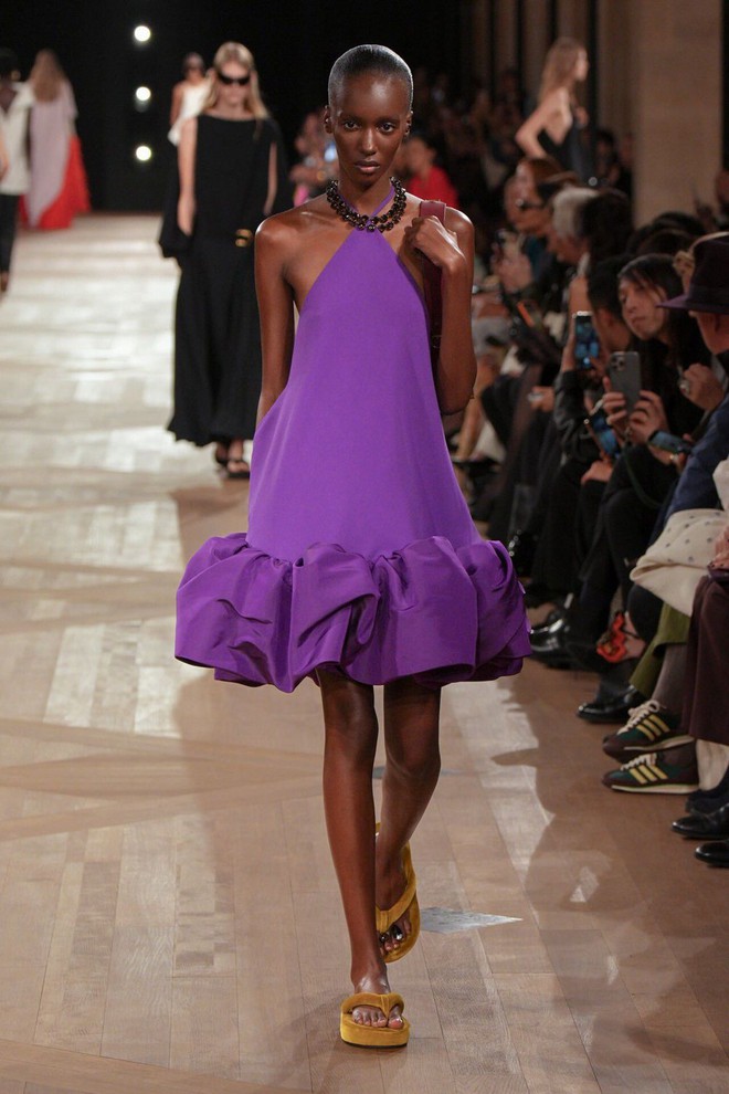 Khoe dáng với gam màu tím 7 Khoe dáng với gam màu tím - cách các nàng "bánh bèo" tỏa sáng - Ảnh 7.