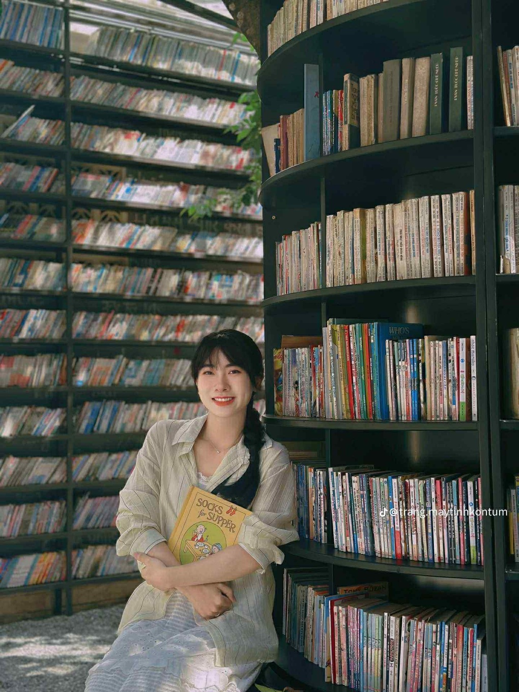 Bức tường sách 7.500 cuốn trong quán cà phê phố núi hút giới trẻ check-in - 3