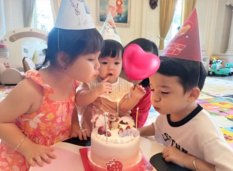 Dàn cháu nội nhà Bầu Hiển thường xuyên gây sốt mạng xã hội vì quá đáng yêu.