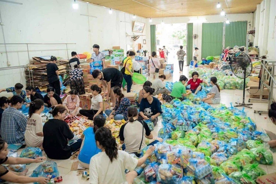 Tình người - ngọn lửa không bao giờ tắt giữa cơn lũ lịch sử - Ảnh 2.