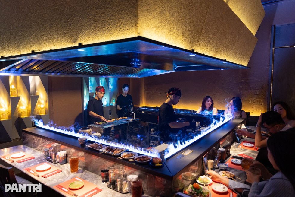 Quán ăn Nhật ở Hà Nội có lối vào bí mật, khách đến lách mình qua lối hẹp - 2