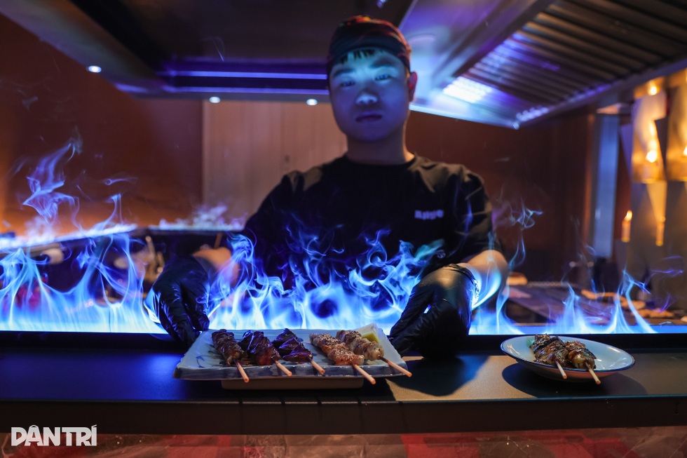 Quán ăn Nhật ở Hà Nội có lối vào bí mật, khách đến lách mình qua lối hẹp - 3