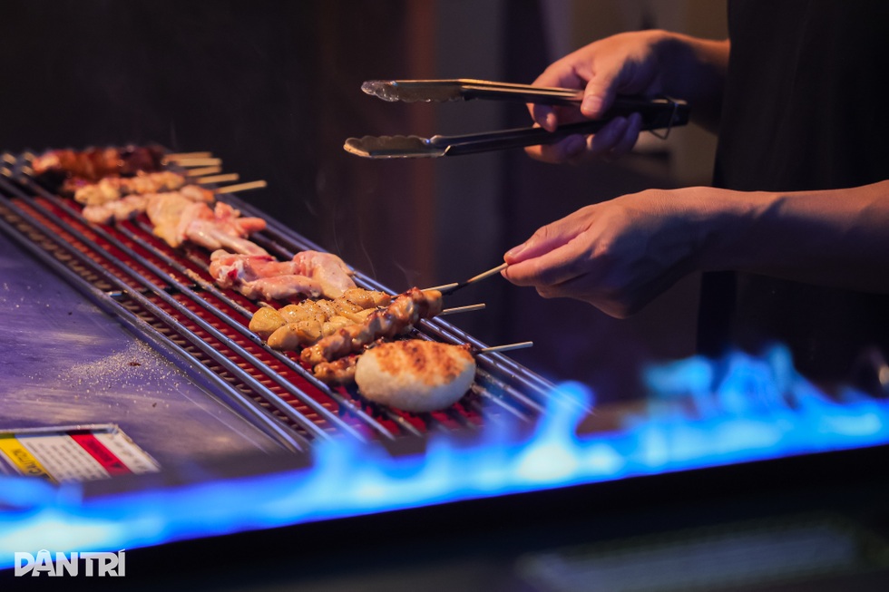 Quán ăn Nhật ở Hà Nội có lối vào bí mật, khách đến lách mình qua lối hẹp - 4