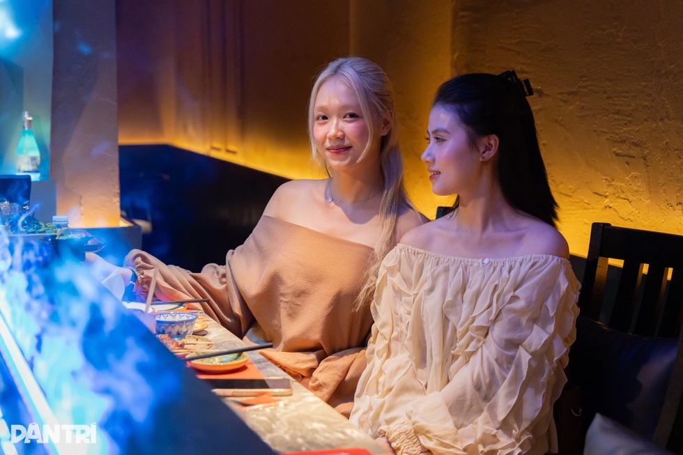 Quán ăn Nhật ở Hà Nội có lối vào bí mật, khách đến lách mình qua lối hẹp - 8