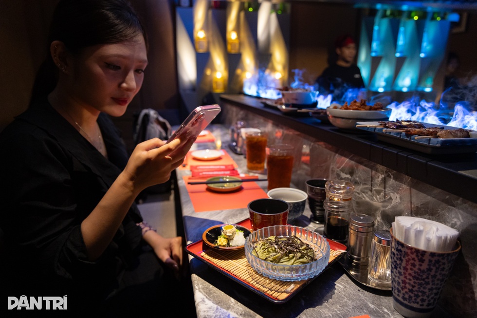 Quán ăn Nhật ở Hà Nội có lối vào bí mật, khách đến lách mình qua lối hẹp - 7