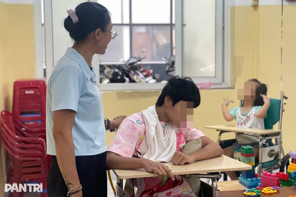 Lớp học đặc biệt giữa lòng bệnh viện gieo hy vọng cho trẻ em khiếm khuyết - 2