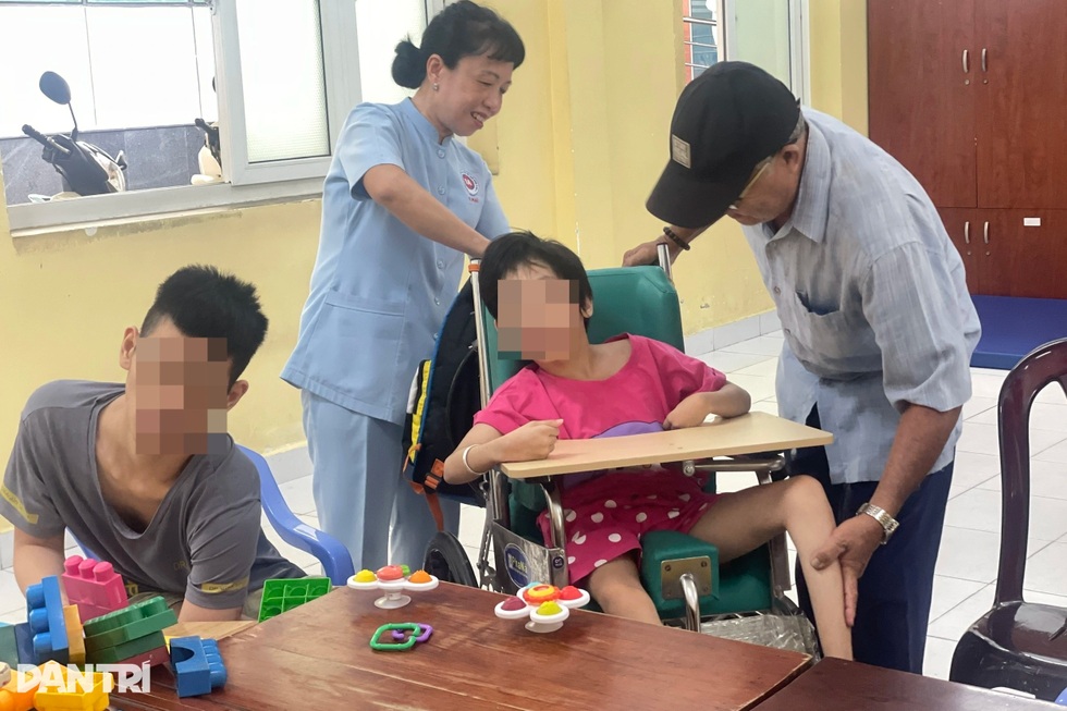 Lớp học đặc biệt giữa lòng bệnh viện gieo hy vọng cho trẻ em khiếm khuyết - 3