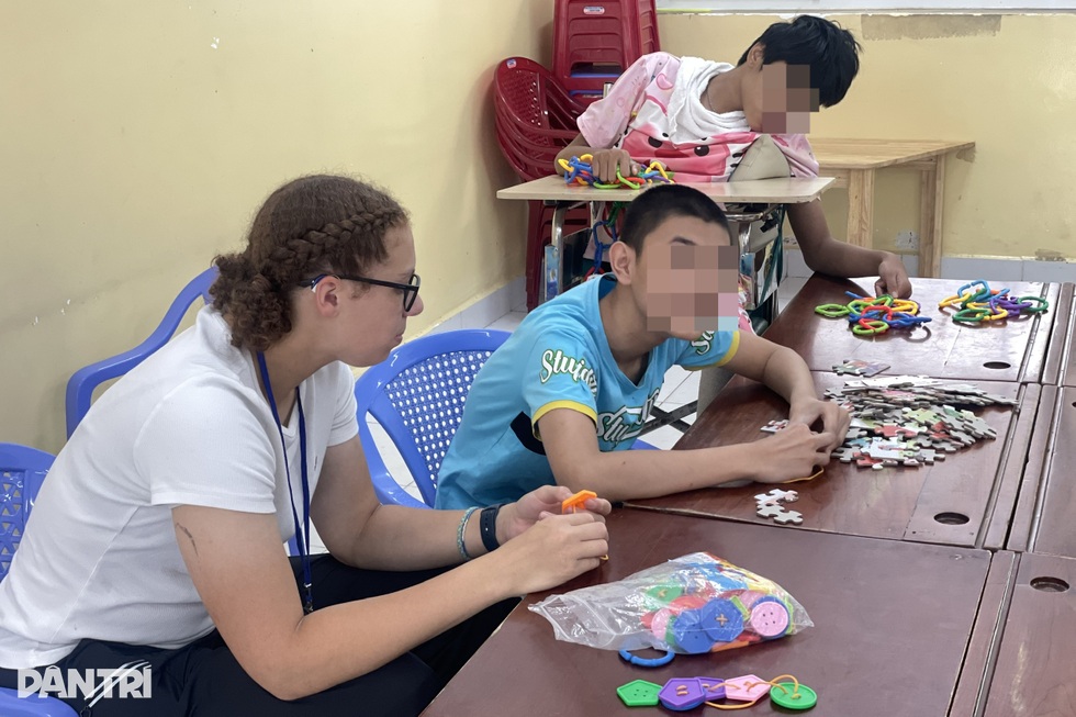 Lớp học đặc biệt giữa lòng bệnh viện gieo hy vọng cho trẻ em khiếm khuyết - 4