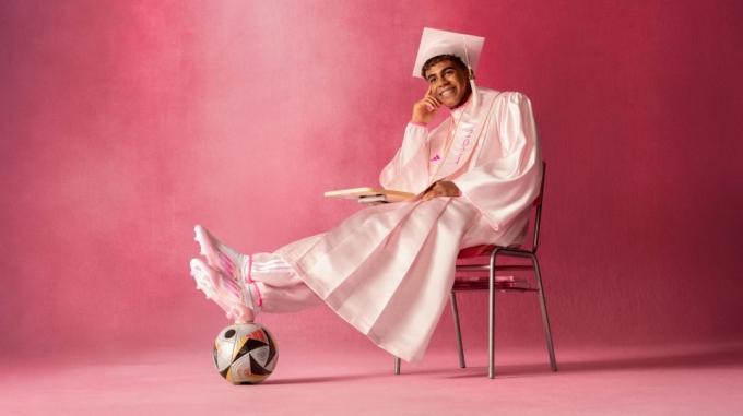 Lamine Yamal trong buổi chụp hình với Adidas.