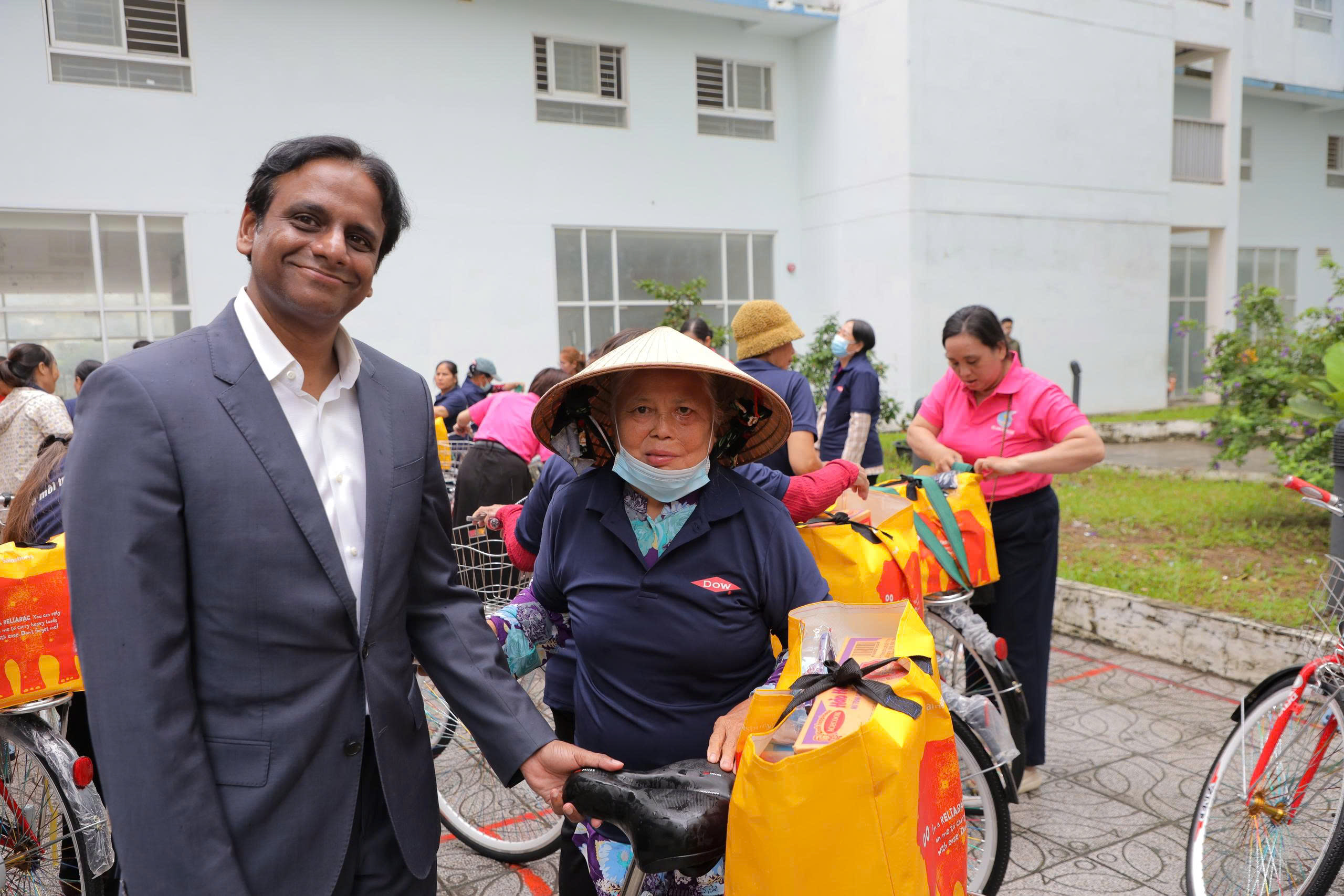 Tặng 100 xe đạp cho người thu gom ve chai phường An Lạc, lực lượng chính trong phân loại rác - Ảnh 3.