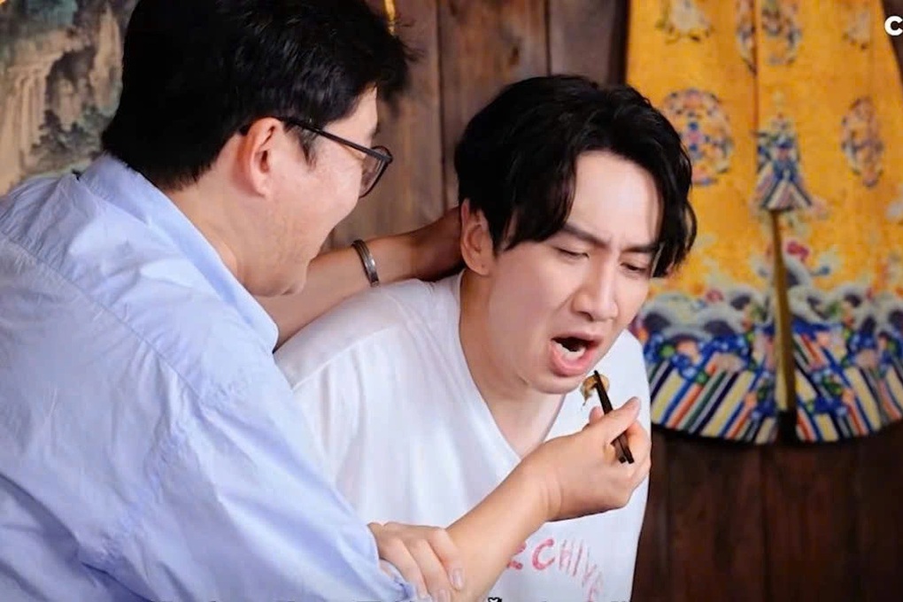 Tài tử Hàn Quốc nhắm mắt, toát mồ hôi khi ăn đuông dừa ở Việt Nam - 4