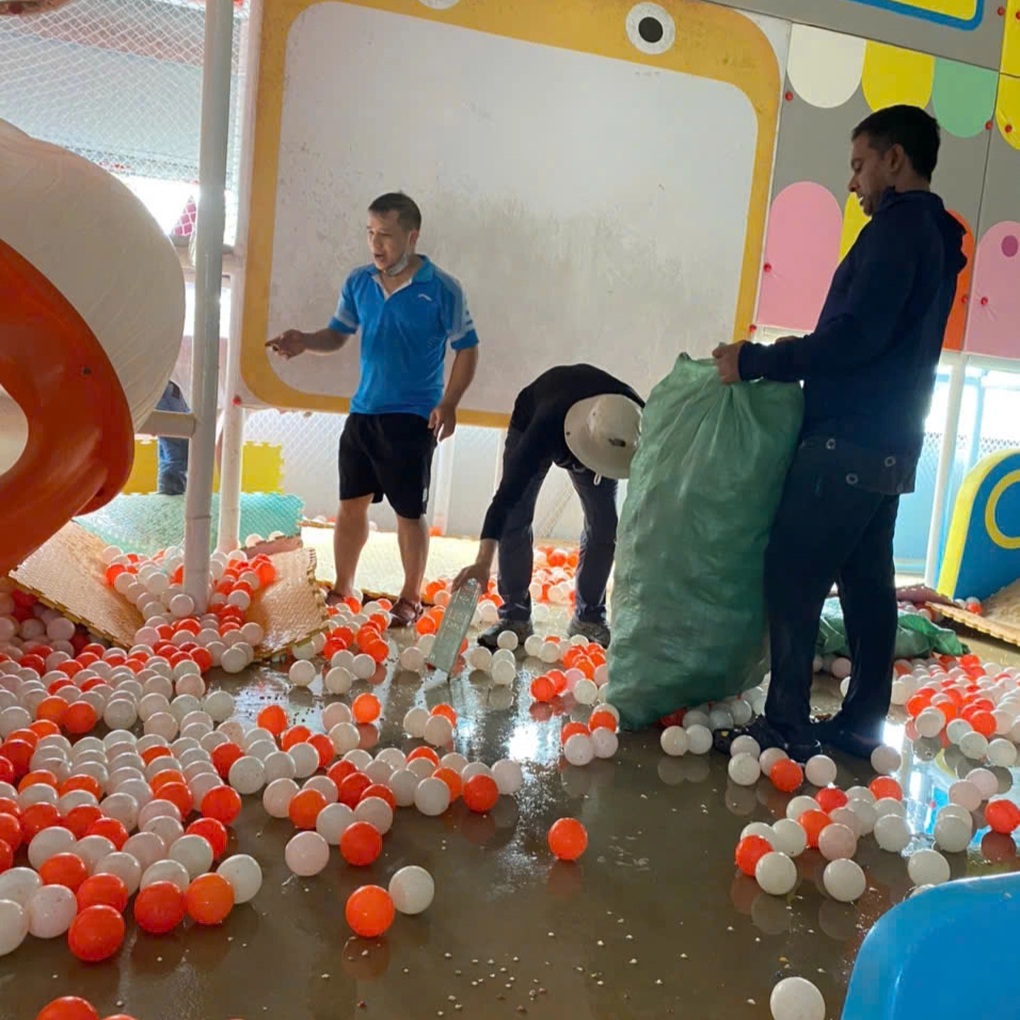 Khách Tây hào hứng khi tham gia tour dọn dẹp sau lũ ở Thái Nguyên - 2