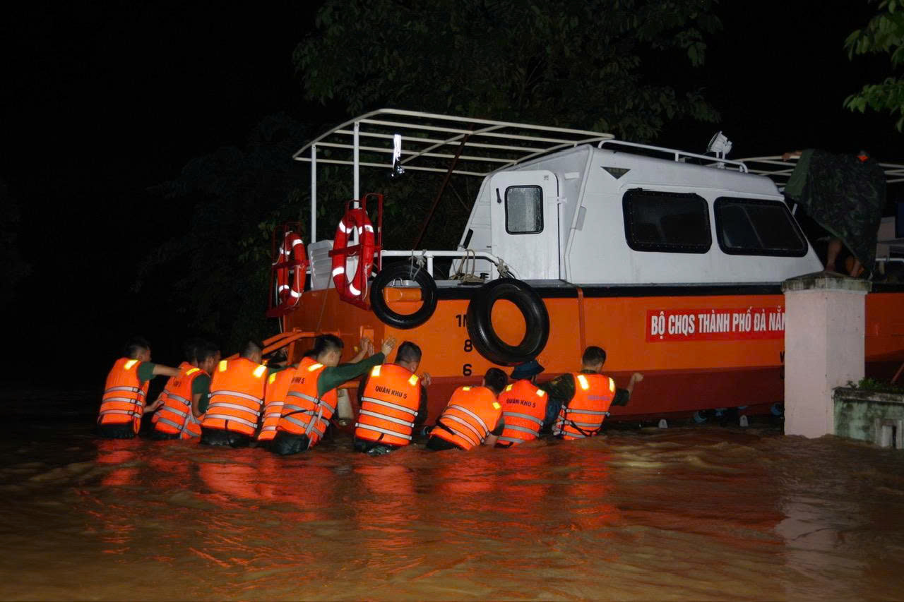 Lũ Đà Nẵng vượt mốc lịch sử 1964 , người dân kêu cứu trong đêm - Ảnh 2.