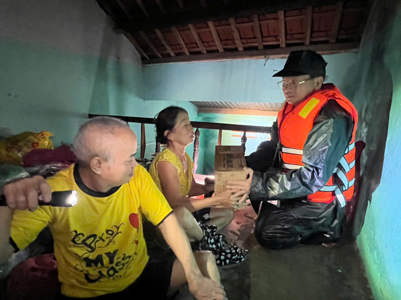 Lũ Đà Nẵng vượt mốc lịch sử 1964 , người dân kêu cứu trong đêm - Ảnh 3.