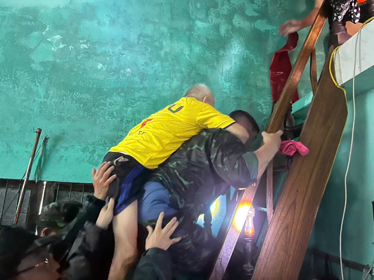 Lũ Đà Nẵng vượt mốc lịch sử 1964 , người dân kêu cứu trong đêm - Ảnh 4.