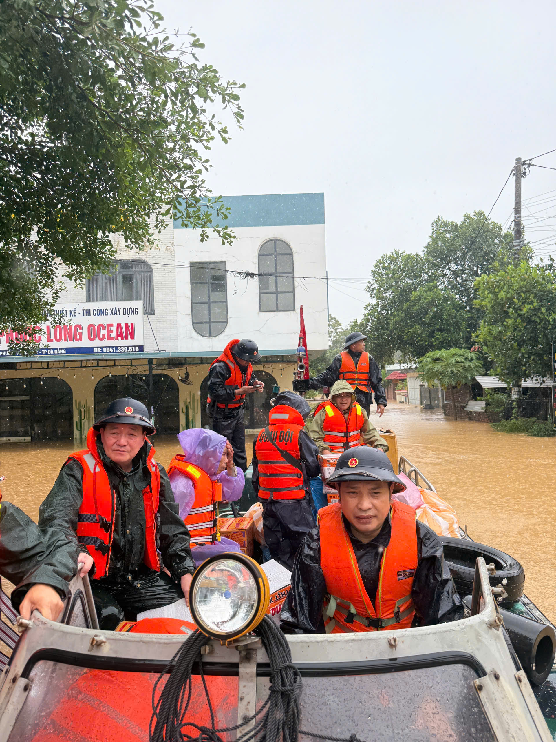 Lũ Đà Nẵng vượt mốc lịch sử 1964 , người dân kêu cứu trong đêm - Ảnh 6.