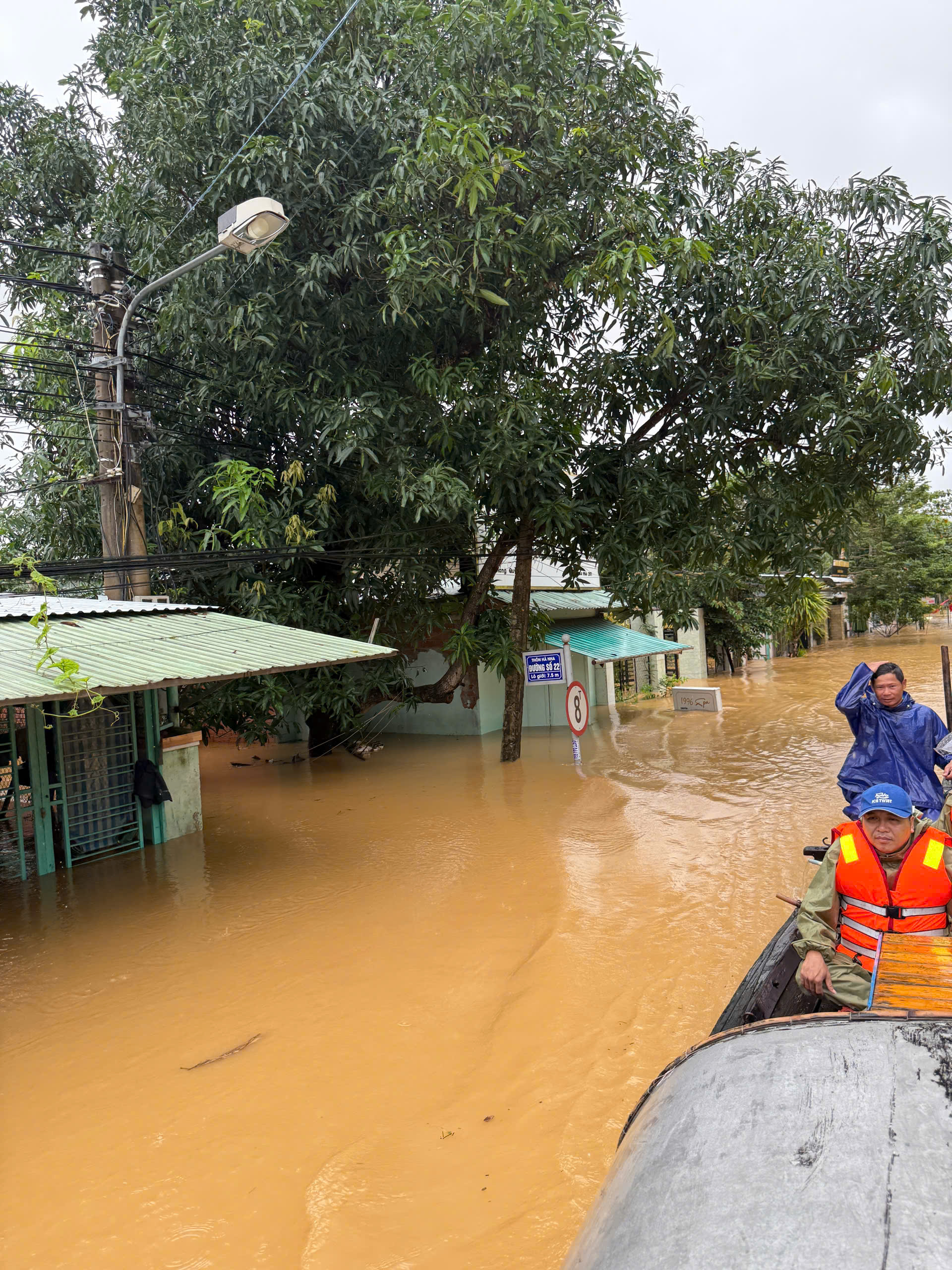 Lũ Đà Nẵng vượt mốc lịch sử 1964 , người dân kêu cứu trong đêm - Ảnh 7.