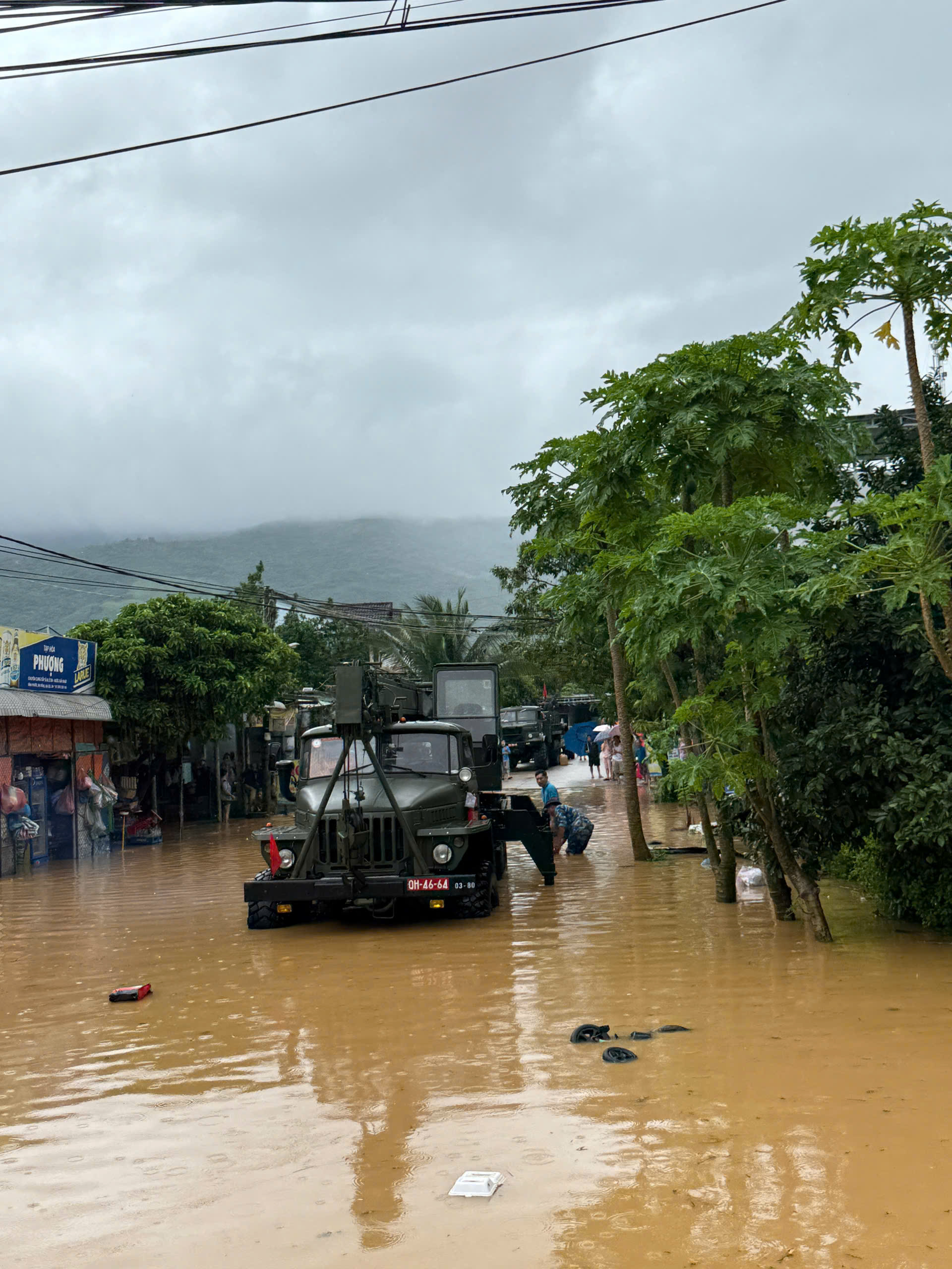 Lũ Đà Nẵng vượt mốc lịch sử 1964 , người dân kêu cứu trong đêm - Ảnh 11.