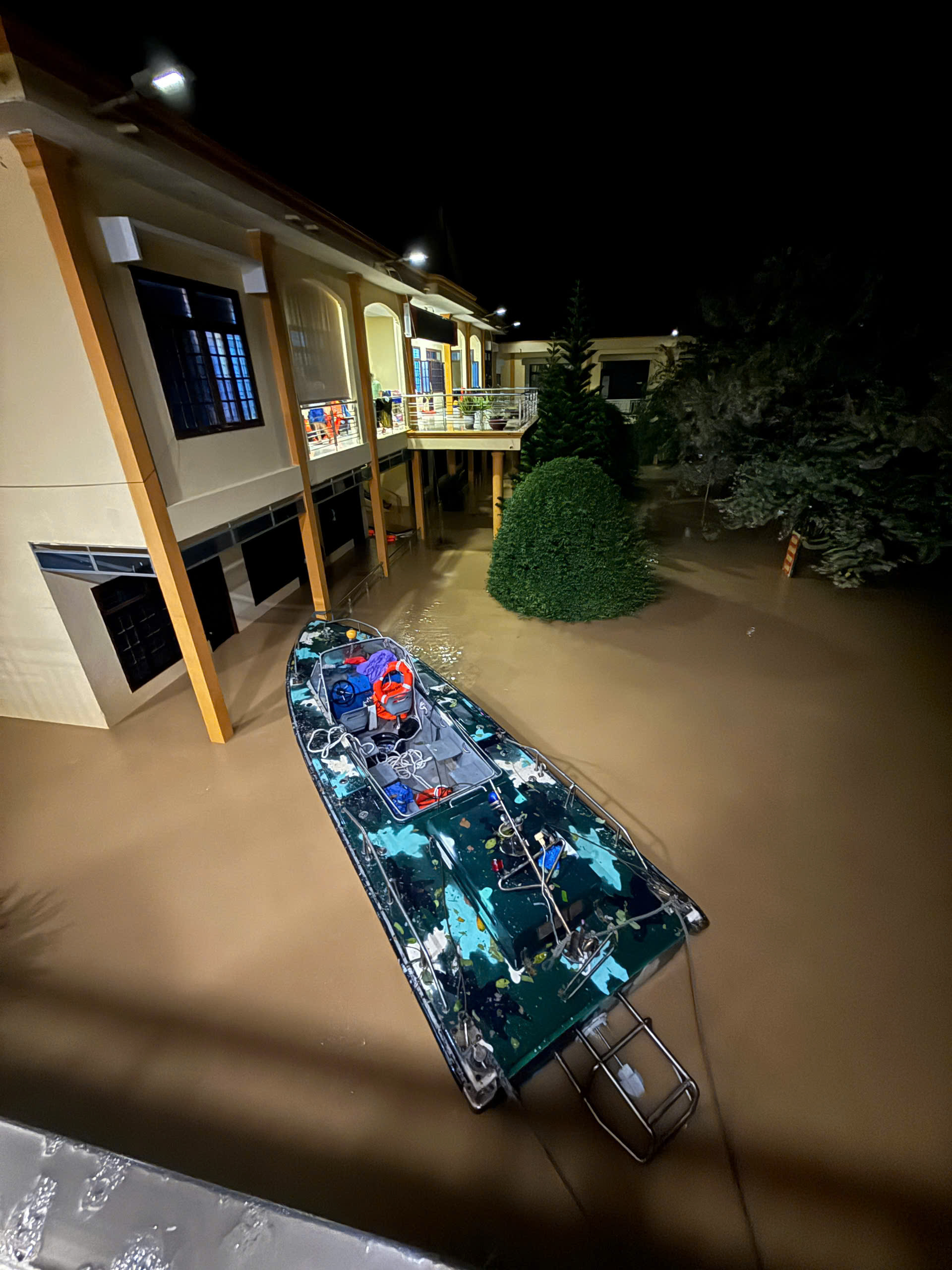 Lũ Đà Nẵng vượt mốc lịch sử 1964 , người dân kêu cứu trong đêm - Ảnh 12.