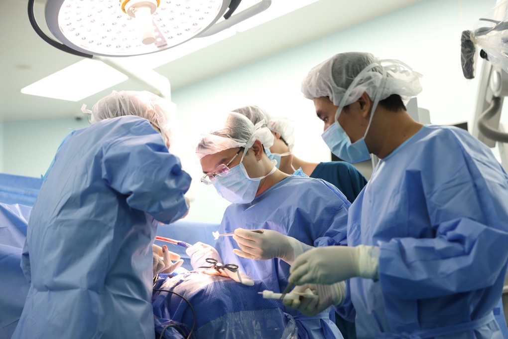 8 giờ “giải thoát” nữ bệnh nhân khỏi khối u lớn ở nền sọ - 2