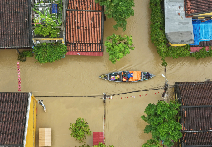 Di chuyển người dân và khách du lịch khỏi Hội An ngày 27/10 Ảnh: Nguyễn Đông