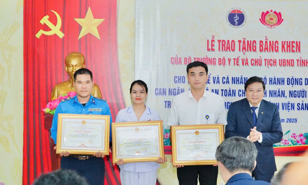 Bộ Y tế tặng bằng khen cho các nữ điều dưỡng bị cha bệnh nhi truy sát - Ảnh 3.