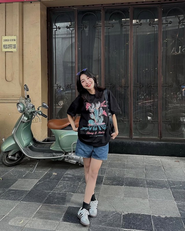 Phong cách ấn tượng với áo thun oversized 4 Phong cách ấn tượng hàng ngày với áo thun oversize và quần - Ảnh 4.