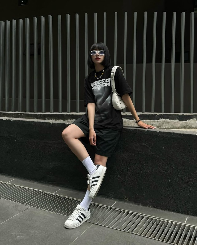 Phong cách ấn tượng với áo thun oversized 3 Phong cách ấn tượng hàng ngày với áo thun oversize và quần - Ảnh 3.